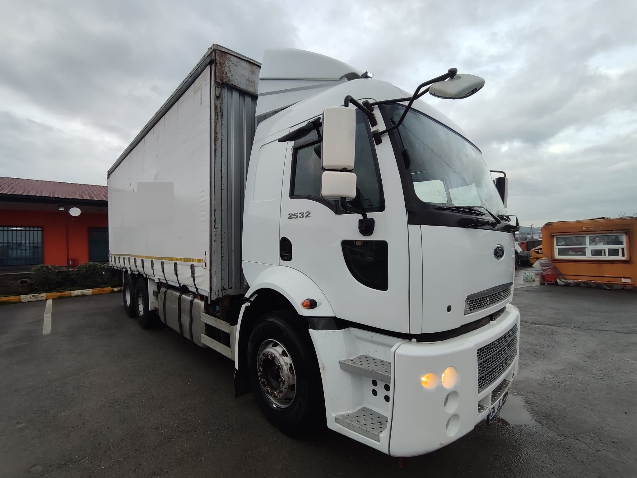 Cargo 2532 Römork Çeker Kayar Perdeli Liftli